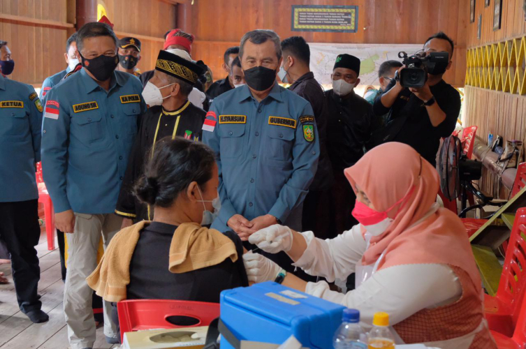 Vaksin Kemerdekaan Polda Riau Layani Masyarakat Suku Sakai