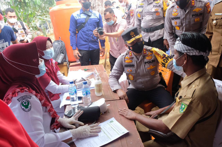 Kapolda Tinjau Vaksinansi Masyarakat Pedalaman, Suku Talang Mamak Inhu