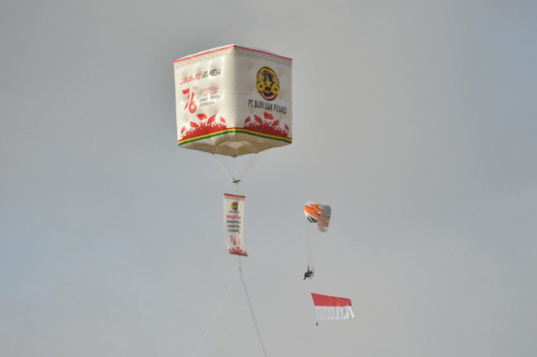 Paramotor Lanud RsN Kibarkan Merah Putih di Langit Pekanbaru