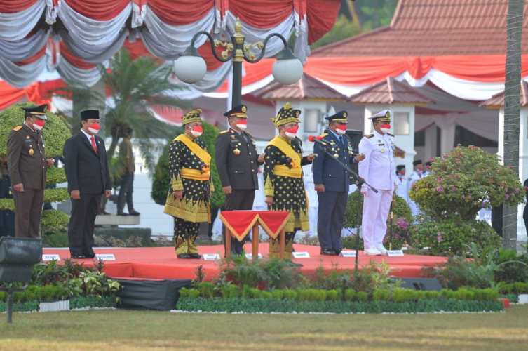 Upacara HUT RI ke-76, Gubri dan Wagubri Kompak Gunakan Pakaian Adat