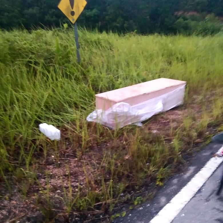Mirip Peti Jenazah COVID-19 Ditemukan di Pinggir Jalan di kampar Bikin GegerÂ