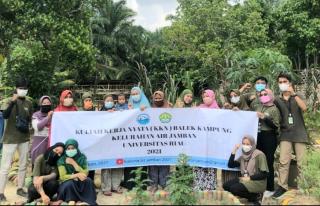 Peduli Lingkungan, Kukerta Balek Kampung UNRI Kelurahan Air Jamban Bagikan Bibit di Dasawisma