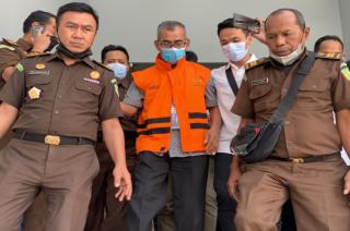 Mantan Bupati Kuansing Pakai Rompi Orange