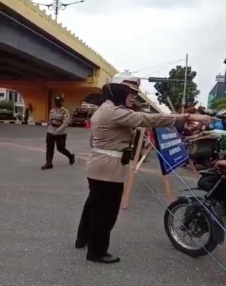 Viral! Bhabinkamtibmas Ditegur Perwira Polantas Protes Penyekatan PPKM