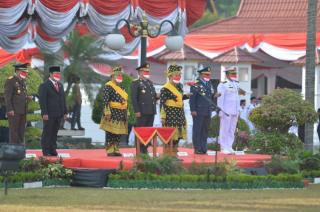 Upacara HUT RI ke-76, Gubri dan Wagubri Kompak Gunakan Pakaian Adat