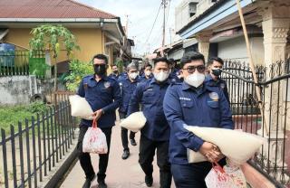 Barisan Muda Riau Gencarkan Berbagi Sembako Door To Door
