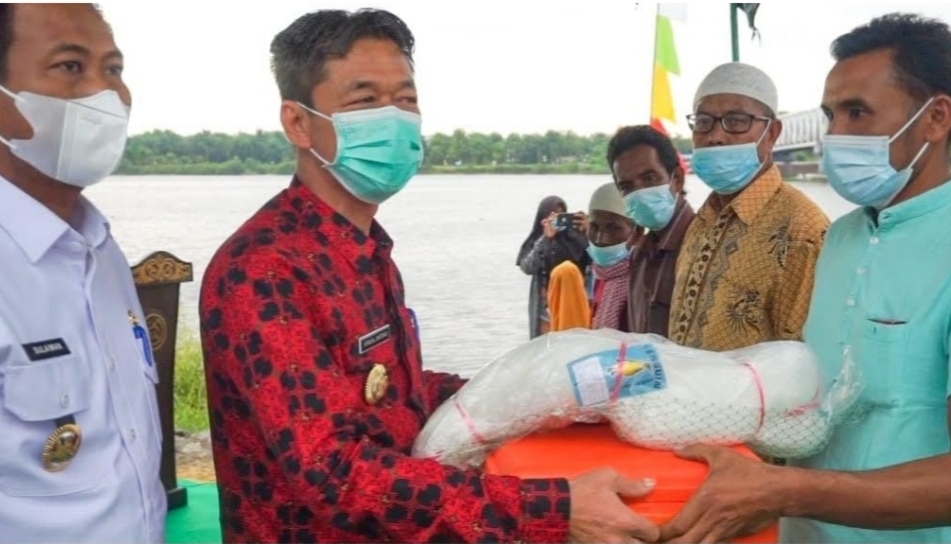 Bantu Tingkatkan Ekonomi Nelayan Sungai Rokan, Bupati Rohil Berikan Sampan Mesin