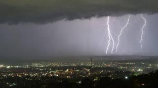 Hujan Petir Diramalkan Landa Riau Malam Ini