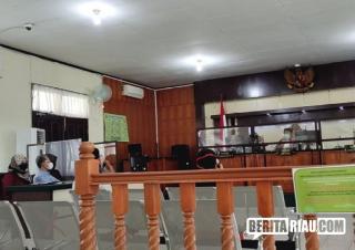 Saksi Prapid Tersangka Penganiayaan Anggota DPRD Pekanbaru dan Anaknya Ditegur Hakim