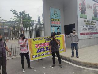 Mahasiswa Lepaskan 10 Ekor Tikus di Depan Kejati Riau