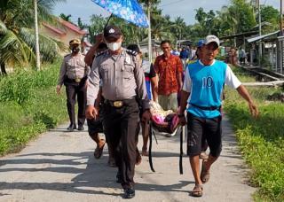 Polisi dan Masyarakat Enok Evakuasi Induk Naga Yang Sakit Keras