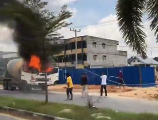 Viral! Truk Molen Terbakar di Rumbai Pekanbaru