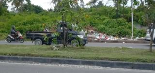 Parah! Tumpukan Sampah Dibiarkan di Jalan Soekarno Hatta Pekanbaru