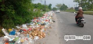 Sampah Numpuk di Soekarno Hatta Pekanbaru, DLHK: Diluar Kemampuan Saya!