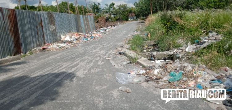 Sampah Menumpuk di Jalan Perintis Labuh Baru Timur Pekanbaru, DLHK Buang Badan