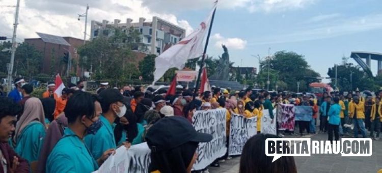Minyak Goreng Langka, Ratusan Mahasiswa Geruduk Kantor Gubernur Riau