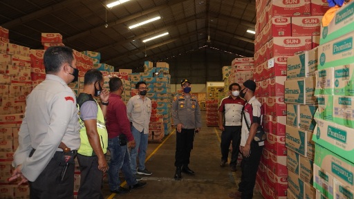 Pastikan Tak Ada Penimbunan Minyak Goreng, Polisi Datangi Gudang PT Indomarco Pekanbaru