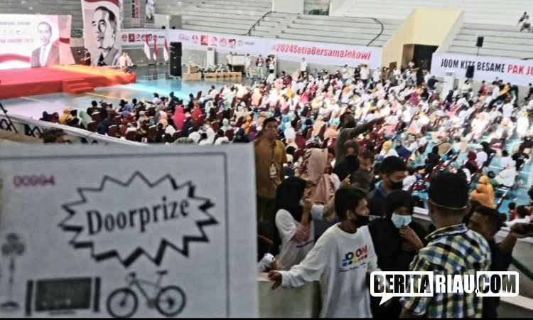 Usai Hadiri Acara Relawan Jokowi, Sembako Dibagikan Malam Hari