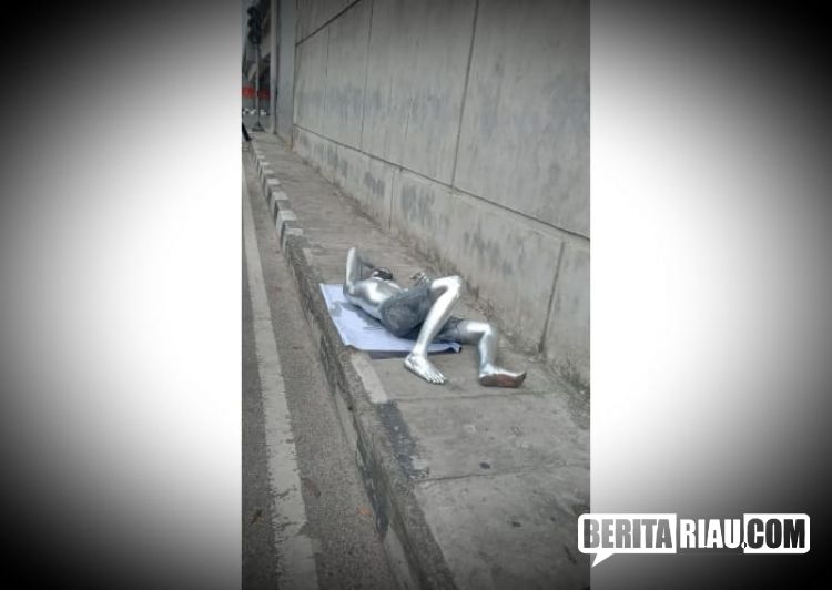 Masalah Ekonomi Memaksa Oji Jadi Manusia Silver di Pekanbaru