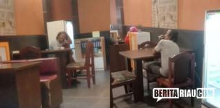 Orang Dalam Gangguan Jiwa di Pekanbaru Berkeliaran Dan Ganggu Pelanggan Kedai Kopi