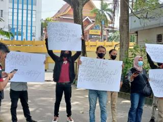 Gegara Sering Blokir Nomor Wartawan, Kadis LHK Riau Kena Demo