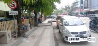 Sejumlah Mobil di Pekanbaru Parkir di Rambu Larangan