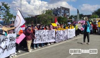 Demonstran : Ironis, Riau di Bawah Minyak di Atas Minyak Tapi Malah Langka Minyak Goreng!