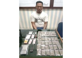 Dalam Tas Sandang, Paket Puluhan Narkoba Digantung Dibalik Pintu