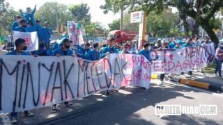 Minyak Goreng Langka, Ratusan Mahasiswa Demo Geruduk Kantor DPRD Riau