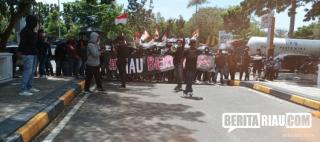 Sempat Ricuh, Demonstran Desak BK DPRD Riau Usut Kasus Agung Nugroho