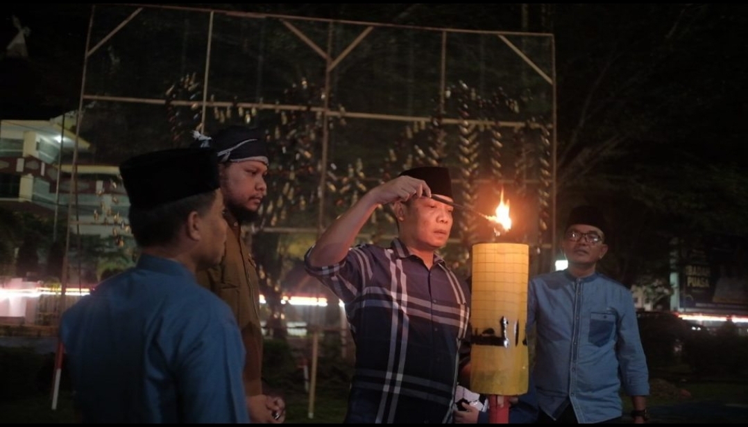 Sambut Bulan Suci Ramadhan, Jajaran Sekretariat DPRD Riau Nyalakan Lampu Colok