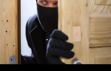 Kocak, Maling ini Kejepit Pintu Saat Akan Kabur