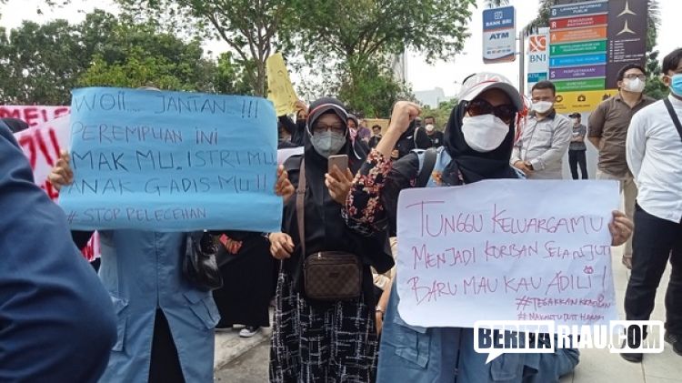 Pelaku Pelecehan di Vonis Bebas, Perempuan se-Riau Demo di Depan Kejati