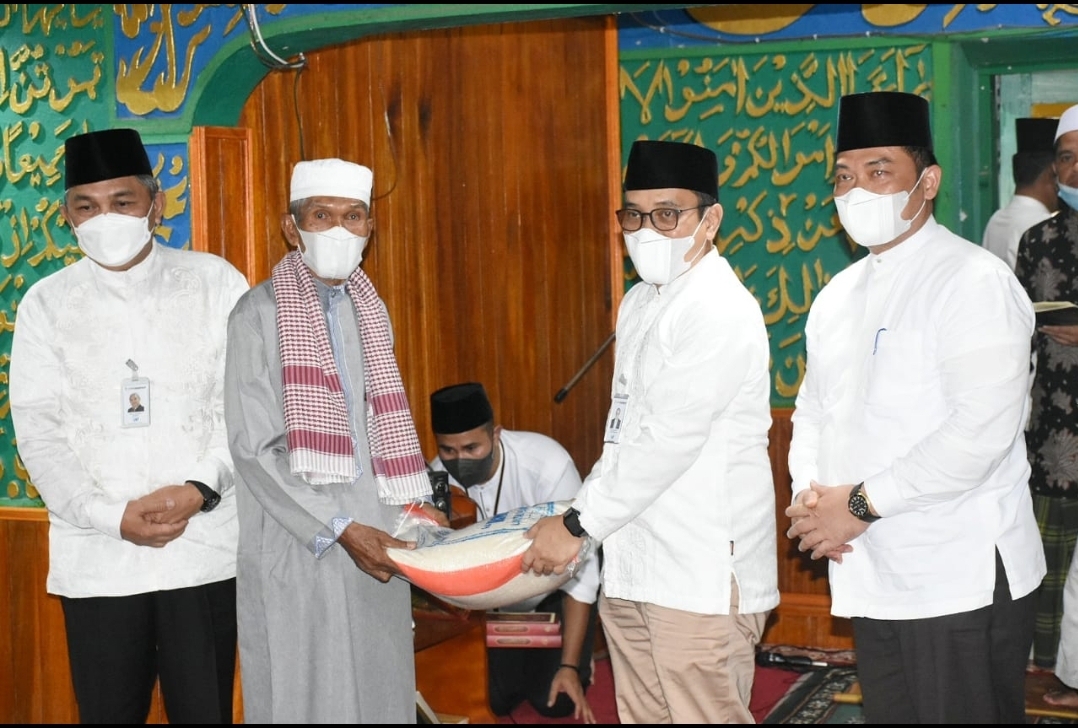Didampingi Bupati Kampar, Gubernur Riau Serahkan Bantuan Rp50 juta untuk Masjid Al-Kubro Kampa