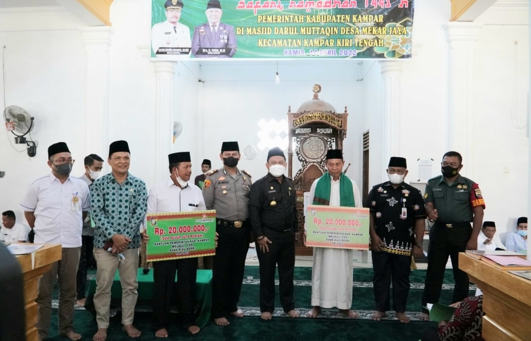 Usai Lantik Kades Lubuk Sakat, Bupati Kampar Langsung Safari Ramadhan ke Mekar Jaya