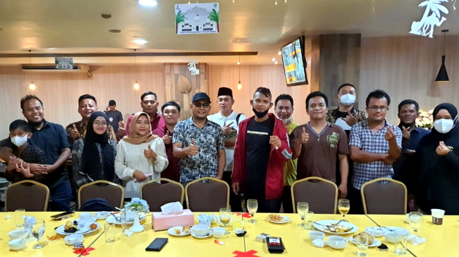 Kru Grup Beritariau.com dan Riaubisa.com Buka Bersama Sekaligus Syukuran