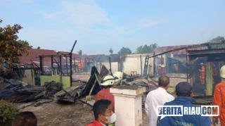 Tiga Rumah di Jalan Harapan Rumbai Pekanbaru Hangus Dilahap Api