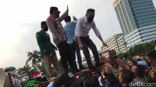 Momen Langka, Kapolri Orasi Diatas Mobil Komando Pendemo