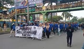 Tolak Jokowi 3 Periode, Ribuan Mahasiswa Long March Bawa Spanduk 