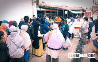 Emak-Emak di Pekanbaru Rela Antre di Kantor Pos Demi Duit BLT Minyak Goreng