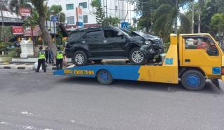 Ugal-ugalan, Expander Terpental Sejauh 8 Meter Dihantam Fortuner