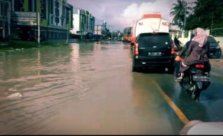 Diguyur Hujan, Proyek Drainase KemenPUPR Mangkrak di Rohil Bikin Banjir