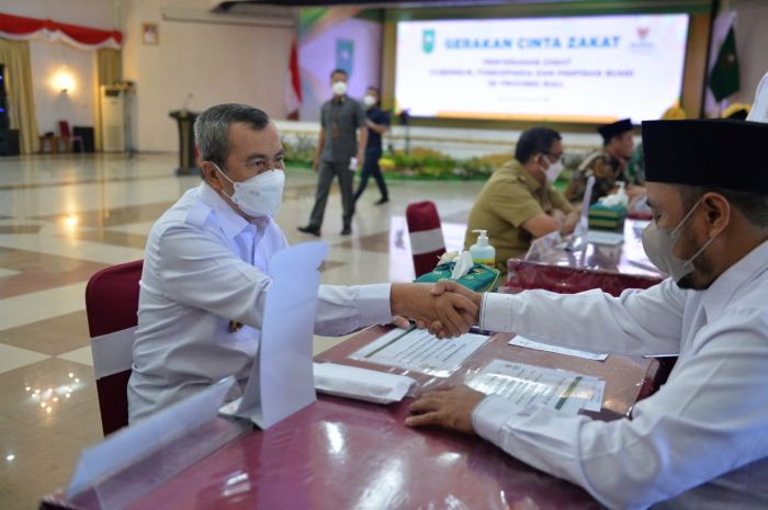 Gubernur dan Wakil Gubernur Riau Tunaikan Zakat Tahun 2022