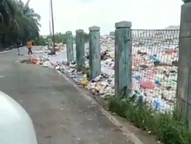 Tumpukan Sampah di TPA Muara Fajar Pekanbaru Jebolkan Pagar Pembatas, Warganet: Siapa Walikotanya?