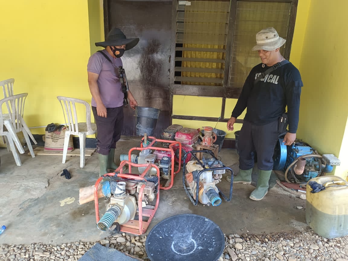 Pekerja Kabur, Polisi Bakar dan Rusak 6 Unit Rakit PETI di Kuansing