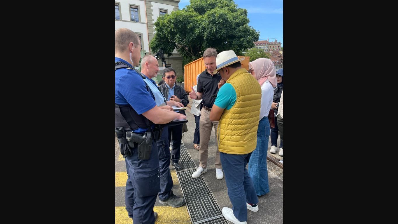 Ini Penampakan Ridwan Kamil Bersama Polisi Swiss saat Pencarian Anak Sulungnya yang Hilang di Sungai