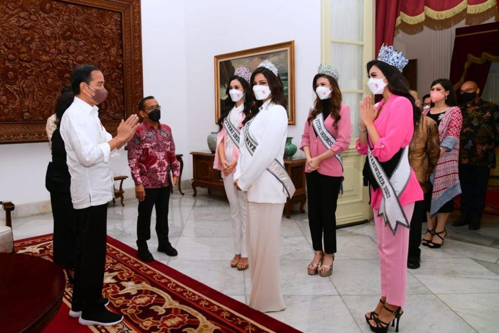 Presiden Jokowi Bertemu Puteri Indonesia dan Miss Universe, Ngomongin Apa?