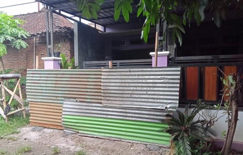 Sakit Hati Dituduh Curi HP, Eko Tutup Pintu Rumah Tetangga dengan Seng