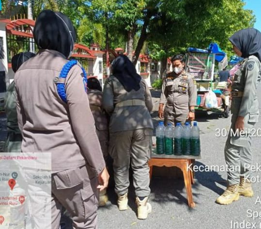 Satpol PP Tertibkan PKL di RSUD Arifin Achmad dan RTH Kaca Mayang