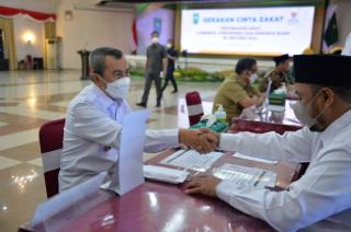 Gubernur dan Wakil Gubernur Riau Tunaikan Zakat Tahun 2022